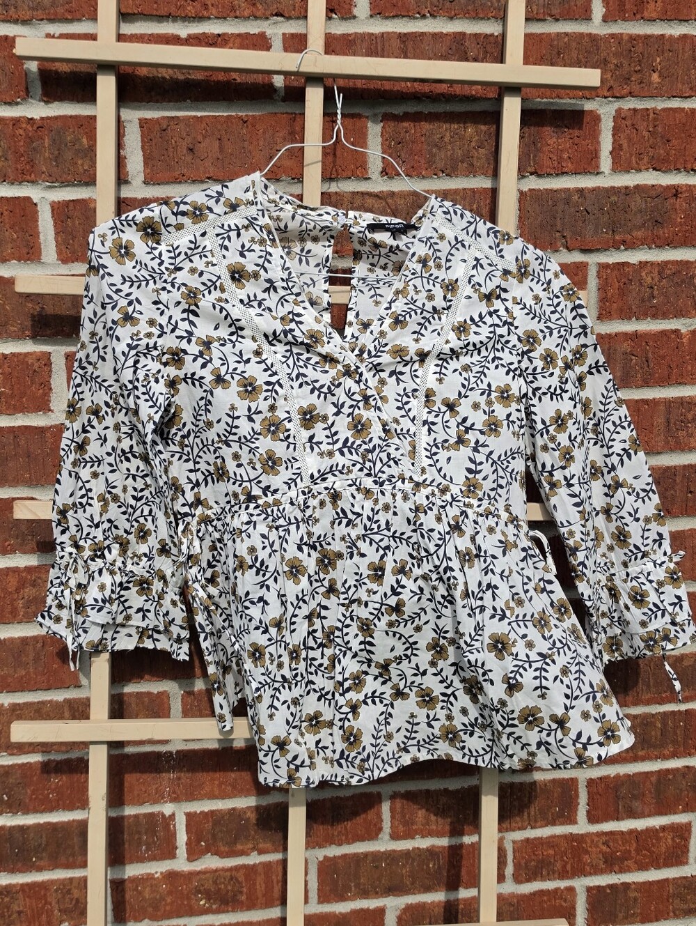 PIPER Floral blouse With Bow Accents On Sleeves And waist 10